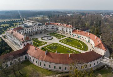 Megszépül a barokk-rokokó kastély, visszanyeri régi pompáját a magyar Versailles - VIDEÓ