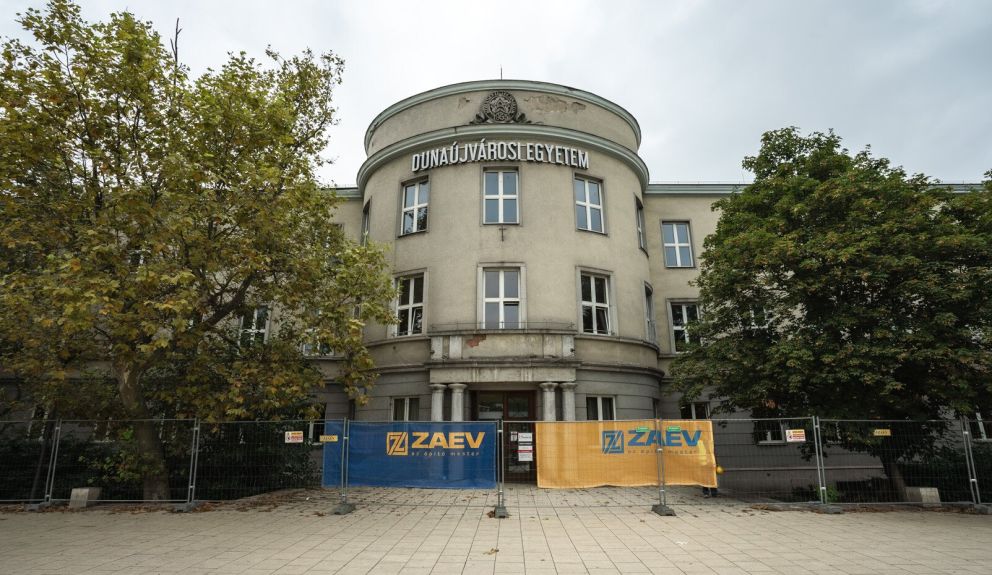 Újjáépül az egyetem szocreál főépülete Dunaújvárosban, elrajtolt a fejlesztés