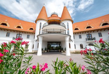 Látványos fotókon az organikus építészet jegyében felépült Hungarikum Hotel - galéria