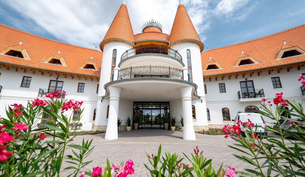 Látványos fotókon az organikus építészet jegyében felépült Hungarikum Hotel - galéria
