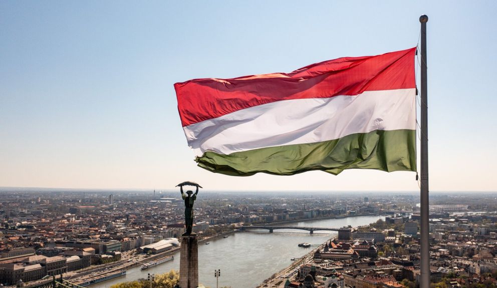 Hatalmas nemzeti lobogó ékesíti a megújuló Citadellát