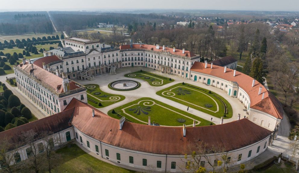 Megszépül a barokk-rokokó kastély, visszanyeri régi pompáját a magyar Versailles - VIDEÓ
