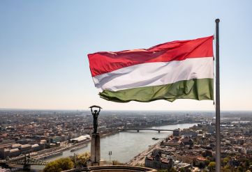 Hatalmas nemzeti lobogó ékesíti a megújuló Citadellát