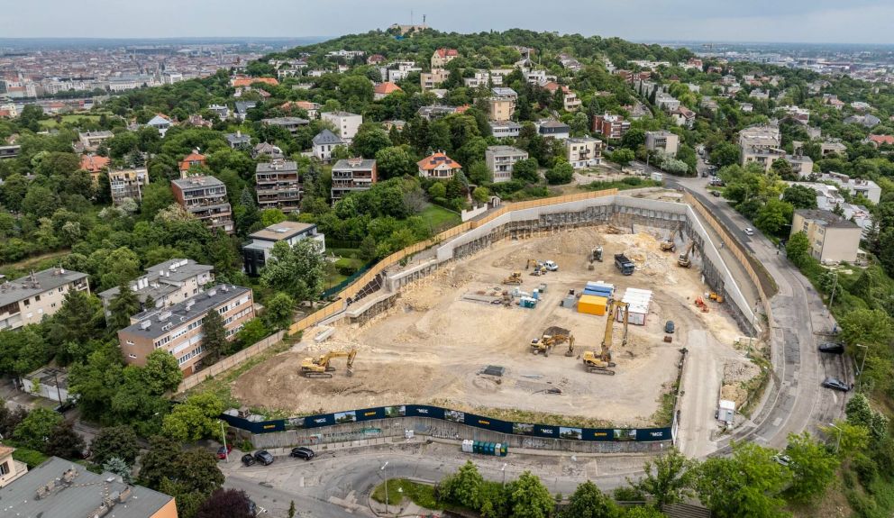 Eltűnőben a Gellért-hegyen ejtett tájseb – Lebontották a Munkásőrség parancsnoki épületét